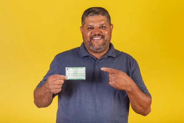 ブラジルの黒人男性 有権者登録 選挙文書 民主主義を持つ大人 — ストック写真