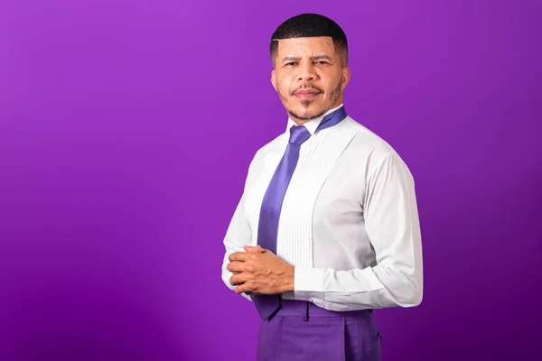 Hombre Negro Brasileño Vestido Con Ropa Negocios Corbata Violeta Hombre —  Fotos de Stock
