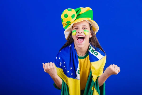年轻姑娘 来自巴西的足球迷 戴着帽子和旗帜 用你的手呼唤 — 图库照片