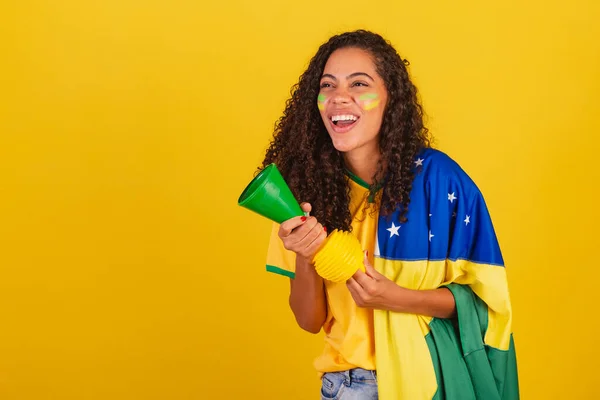 若い黒人のブラジル人女性サッカーファン ホーンが音を立てて — ストック写真
