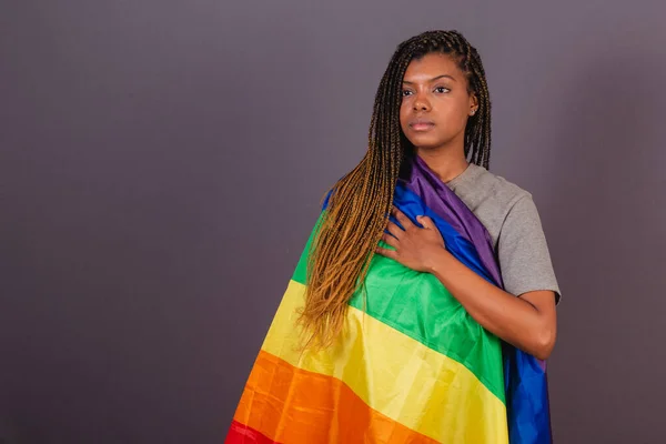 年轻的非裔巴西女人 Lgbt旗 Lgbtq 双性恋 多样性 女同性恋者 把你的胸膛放在胸前 展示你对事业的价值 — 图库照片