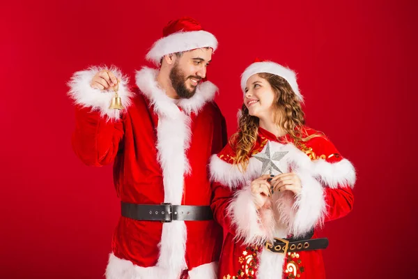 Braziliaans Koppel Gekleed Kerstkleding Kerstman Met Kerstversiering Ster Bel — Stockfoto