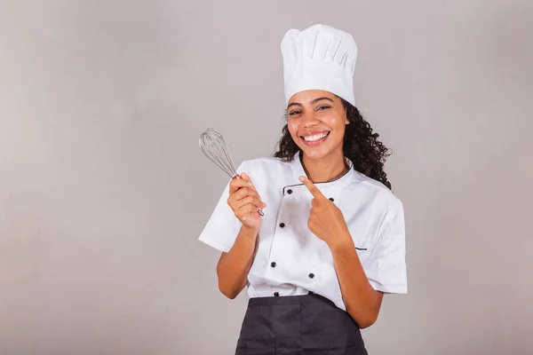 Genç Siyah Brezilyalı Kadın Aşçı Şef Tutmak Tatlılar Hazırlamak — Stok fotoğraf
