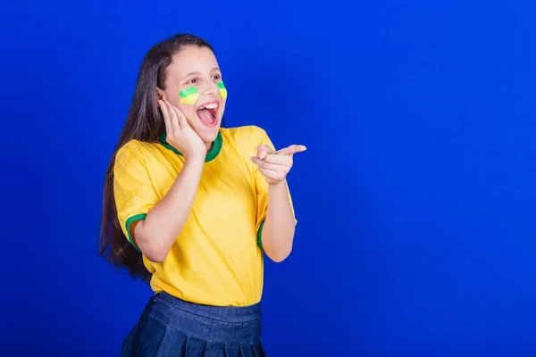 Fiatal Lány Focirajongó Brazíliából Meglepett Meglepett Meglepett Rámutat Valamire — Stock Fotó