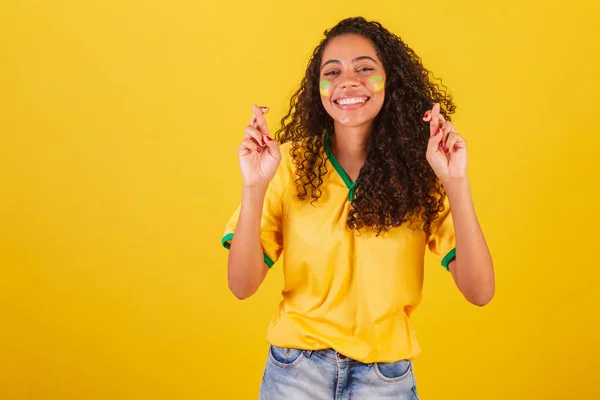 年轻的巴西黑人女子 足球迷 幸运的标志 手指交叉 — 图库照片
