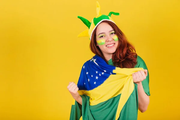 高加索女人 红头发 来自巴西的足球迷 尖叫的进球 庆祝团体夺得冠军 — 图库照片