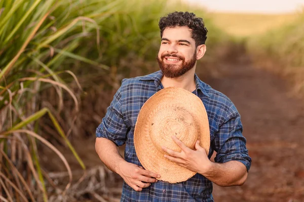 ブラジルの白人男性農民農村労働者農業技術者 彼の胸には藁帽子 — ストック写真