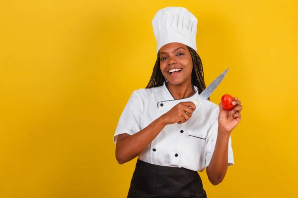 Genç Afro Brezilyalı Kadın Aşçı Elinde Bıçak Domates — Stok fotoğraf