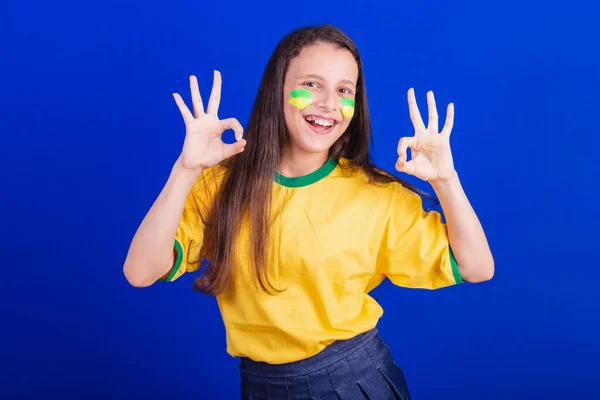 ブラジルのサッカーファンの少女です 指でOkサイン — ストック写真