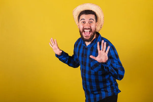 Homem Vestindo Roupas Típicas Para Festa Junina Expressão Surpresa Uau — Fotografia de Stock