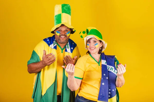 Couple Femme Rousse Homme Noir Fans Football Brésilien Invitant Avec — Photo
