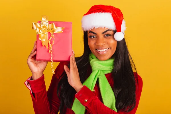 美しい黒のブラジル人女性 クリスマス服を着て サンタクラス 赤いギフトでクローズアップ写真 — ストック写真