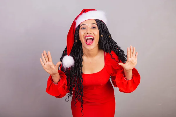 ブラジルの黒人女性は クリスマス服を着て 陽気なクリスマス すごい 驚くべき 信じられないほど — ストック写真