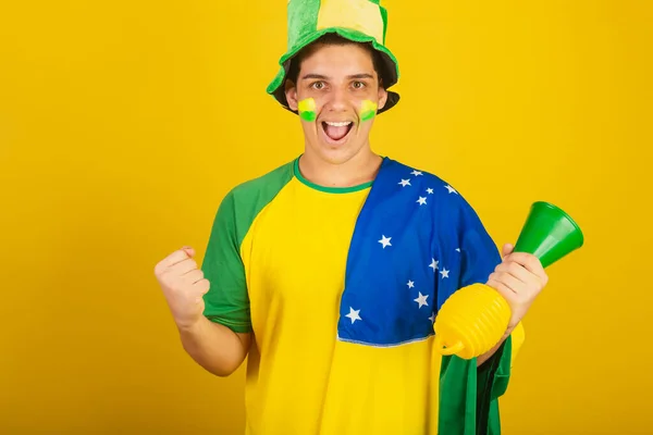 Joven Aficionado Fútbol Brasileño Vestido Verde Festejando Con Bandera Brasileña — Foto de Stock