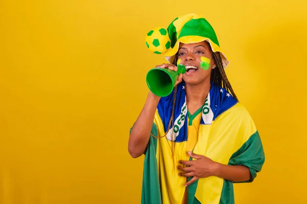 Czarna Kobieta Młoda Brazylijska Fanka Piłki Nożnej Pomocą Podnoszenia Słuchawki — Zdjęcie stockowe
