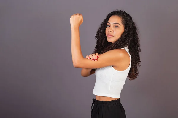 年轻的巴西黑人妇女 高举和紧握拳头 女权主义 — 图库照片