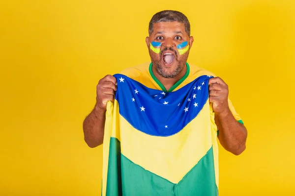 Homme Noir Brésilien Fan Football Brésilien Agitant Drapeau Brésilien Célébrant — Photo