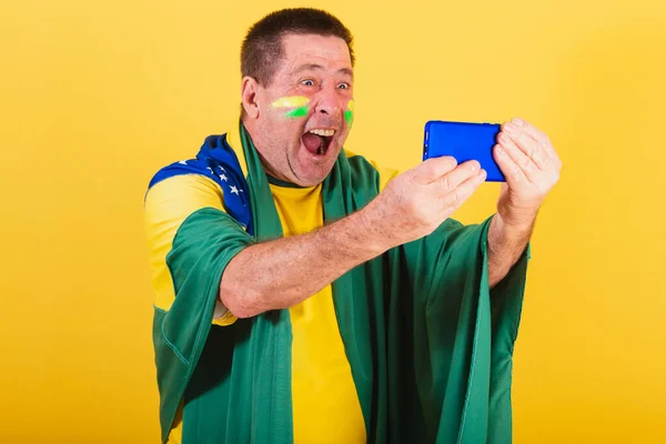 Ενήλικος Άνδρας Οπαδός Ποδοσφαίρου Brazil Χρησιμοποιώντας Σημαία Smartphone Βλέποντας Παιχνίδι — Φωτογραφία Αρχείου