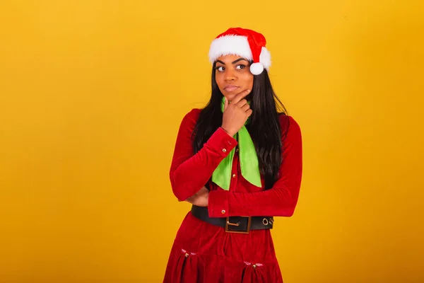 Güzel Siyah Brezilyalı Kadın Noel Kıyafetleri Içinde Noel Baba Düşünüyor — Stok fotoğraf