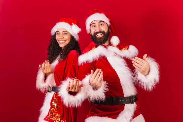 Brasilianska Par Klädda Till Jul Tomte Mumie Claus Anropa Med — Stockfoto