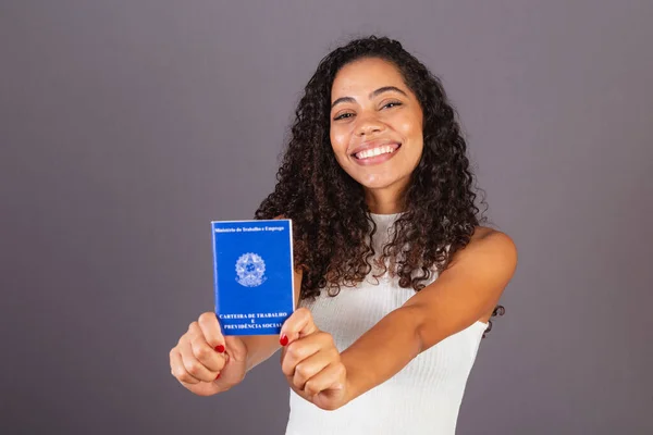 若いブラジルの黒人女性は仕事用財布を持っている Clt Work Social Security Card — ストック写真