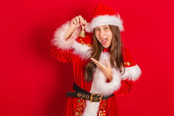Caucasiana Brasileira Vestida Natal Papai Noel Segurando Sino Natal — Fotografia de Stock