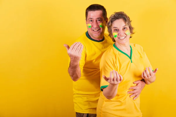 Pareja Adulta Fanáticos Del Fútbol Brasileño Aislados Amarillo —  Fotos de Stock