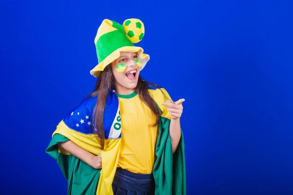 Młoda Dziewczyna Fanka Piłki Nożnej Brazylii Ubrany Kapelusz Flagę Wskazując — Zdjęcie stockowe