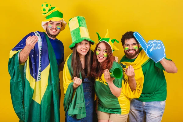 Grupa Przyjaciół Kibice Piłki Nożnej Brazylii Używając Brazylijskiej Flagi Dzwoniąc — Zdjęcie stockowe