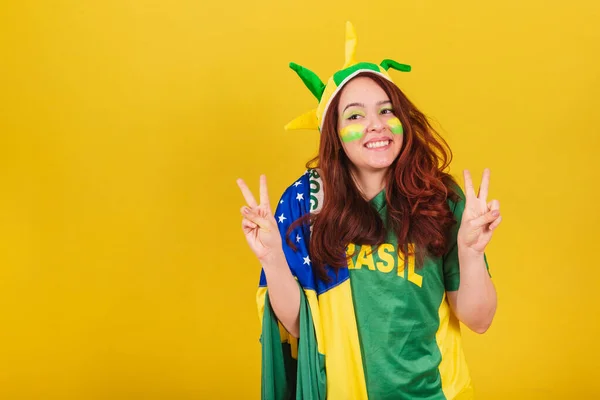 Blanke Roodharige Vrouw Voetbalfan Uit Brazilië Vrede Liefde Poseren — Stockfoto