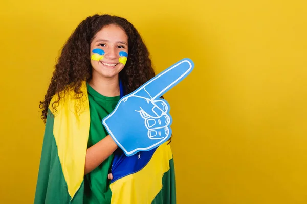 ブラジル人 世界のカップのための泡の手の応援とサッカーファンの女の子 サッカーファン ブラジルのファンの服 — ストック写真