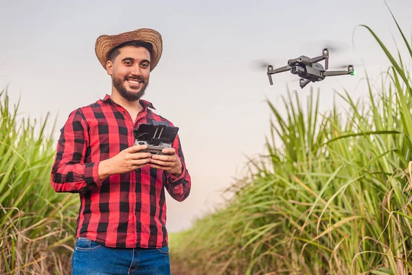 Giovane Operaio Agricolo Agronomo Utilizzando Drone Analisi Delle Colture Informatizzazione — Foto Stock