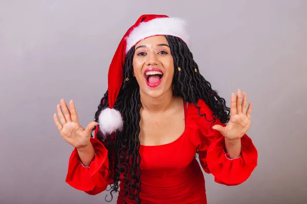 ブラジルの黒人女性は クリスマス服を着て 陽気なクリスマス すごい 驚くべき 信じられないほど — ストック写真