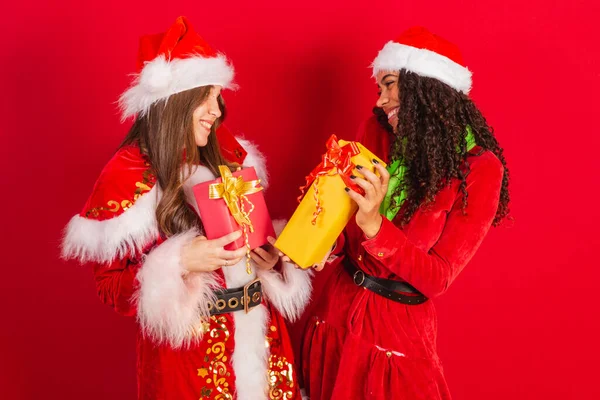 Δύο Βραζιλιάνοι Φίλοι Ντυμένοι Χριστουγεννιάτικα Ρούχα Άγιος Βασίλης Ανταλλάσσοντας Χριστουγεννιάτικα — Φωτογραφία Αρχείου