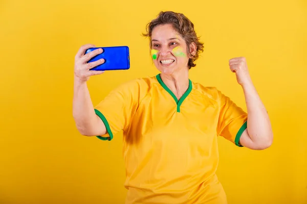 Dospělá Žena Brazilský Fotbalový Fanoušek Smartphone Sledování Fotbalového Utkání Mobilním — Stock fotografie