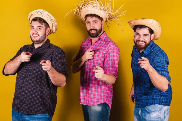 Tři Přátelé Typickém Oblečení Pro Festa Junina Vybírání Prstem Ukazování — Stock fotografie