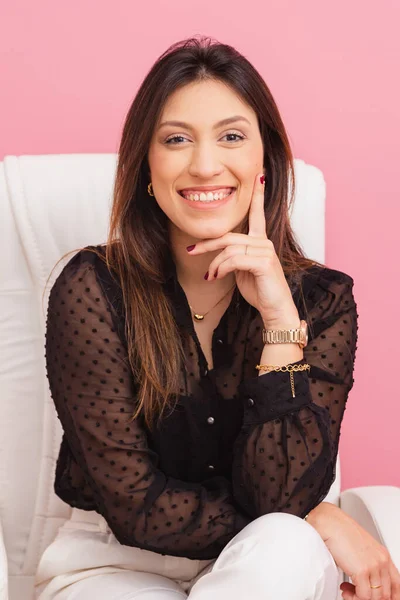 Krásná Brazilská Kavkazská Žena Růžové Pozadí Detailní Fotografie Sezení Kanceláři — Stock fotografie