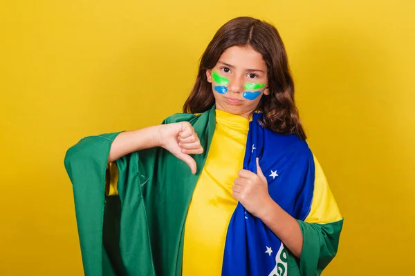 Brazylijskie Kaukaskie Dziecko Kciuk Dół Dezaprobata Negatywne Smutne Nieszczęśliwe Mistrzostwa — Zdjęcie stockowe