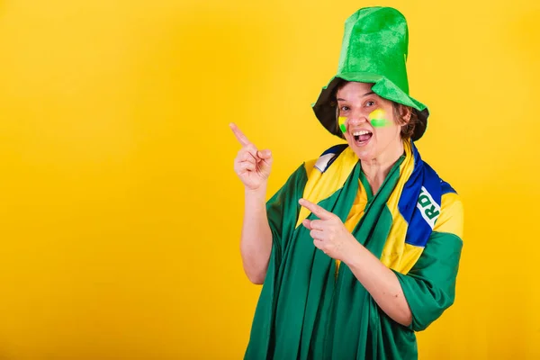 Adulto Mulher Adulta Futebol Brasil Vestindo Bandeira Chapéu Mostrando Algo — Fotografia de Stock