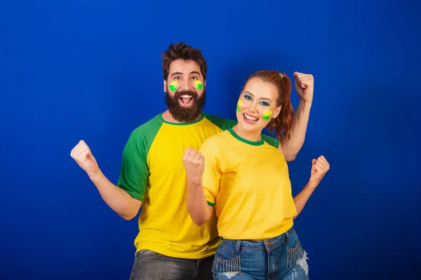 Kaukasisches Paar Brasilianische Fußballfans Die Sich Beim Feiern Den Armen — Stockfoto