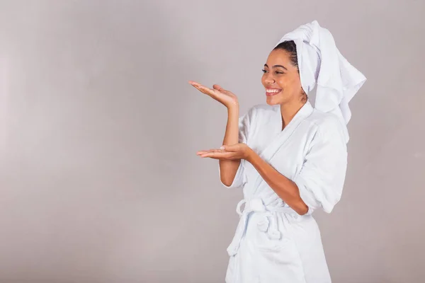 Mooie Braziliaanse Zwarte Vrouw Badjas Handdoek Presenteren Met Handen Spa — Stockfoto