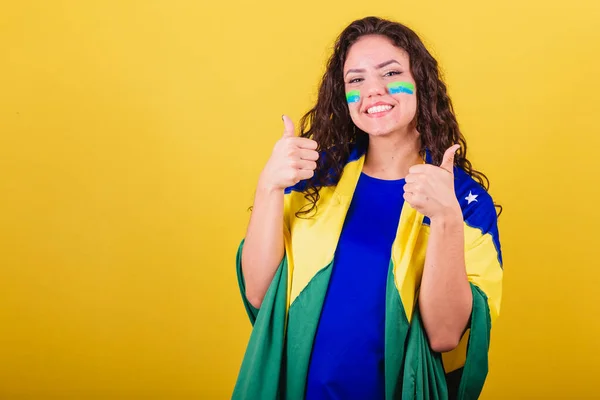 Жінка Футболістка Фанат Бразилії Кубок Світу Дивлячись Камеру Рукою Підборідді — стокове фото