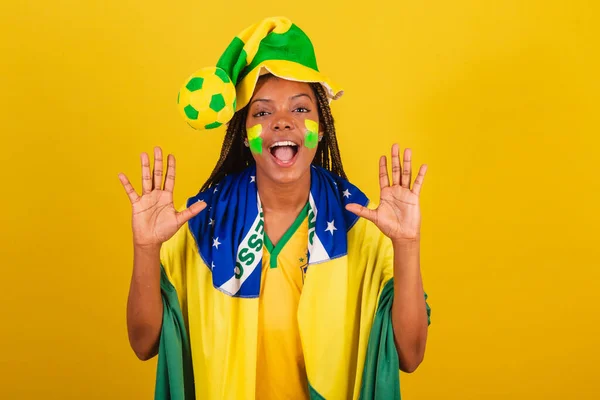 黒人女性の若いブラジル人サッカーファン 驚くべきことにすごいことにワールドカップの服を着て — ストック写真