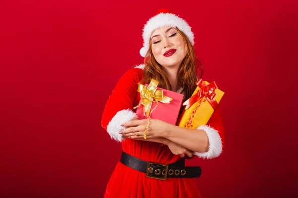 Hermosa Brasileña Pelirroja Vestida Con Ropa Navidad Santa Claus Abrazando —  Fotos de Stock