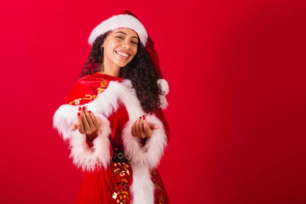 Красивая Бразильская Черная Женщина Одетая Санта Клаус Рождественская Одежда Добро — стоковое фото