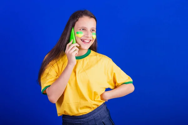 Jong Meisje Voetbalfan Uit Brazilië Gsm Vasthouden Telefoongesprek Een Smartphone — Stockfoto