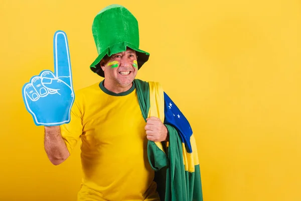 Взрослый Мужчина Футбольный Фанат Бразилии Носит Флаг Пенопластовым Пальцем Улыбается — стоковое фото