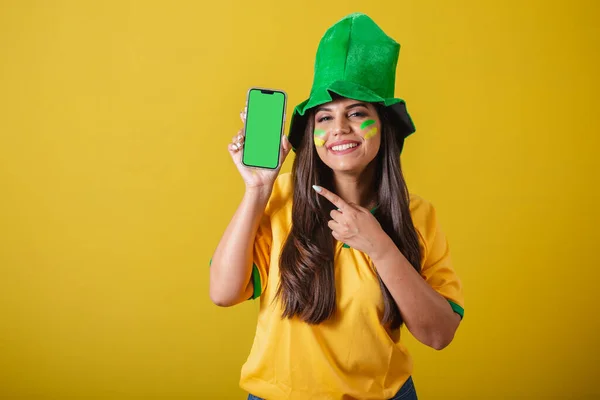 Vrouw Aanhanger Van Brazilië Wereldbeker 2022 Mobiele Telefoon Scherm Met — Stockfoto
