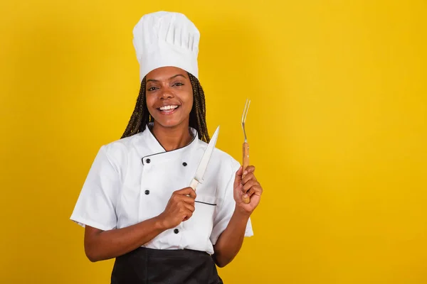 Genç Afro Brezilyalı Kadın Aşçı Barbekü Için Bıçak Çatal Tutan — Stok fotoğraf