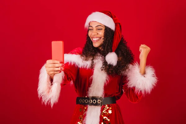 Όμορφη Βραζιλιάνα Μαύρη Γυναίκα Ντυμένη Άγιος Βασίλης Χριστουγεννιάτικα Ρούχα Γιορτάζει — Φωτογραφία Αρχείου